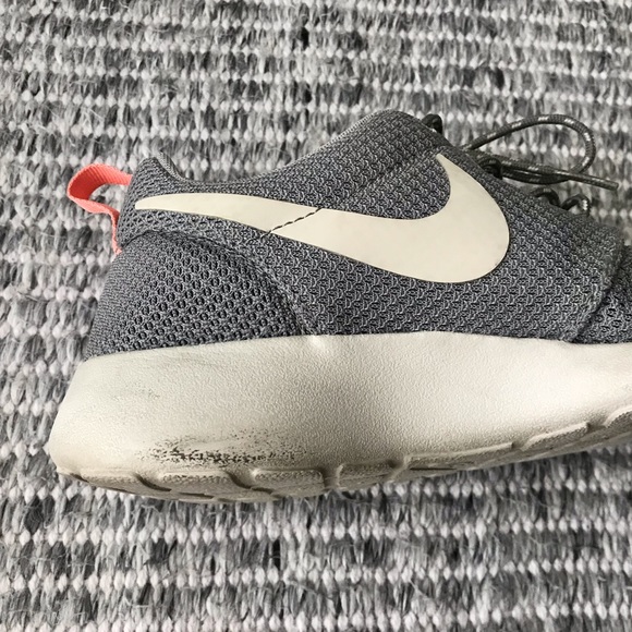 Nike Roche Run sneakers in Gray & pink - Picture 9 of 10